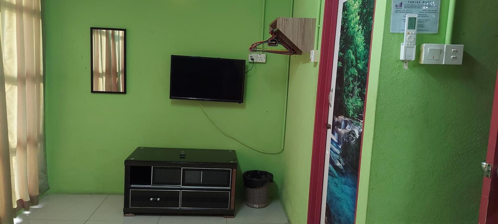 shared lounge/tv area