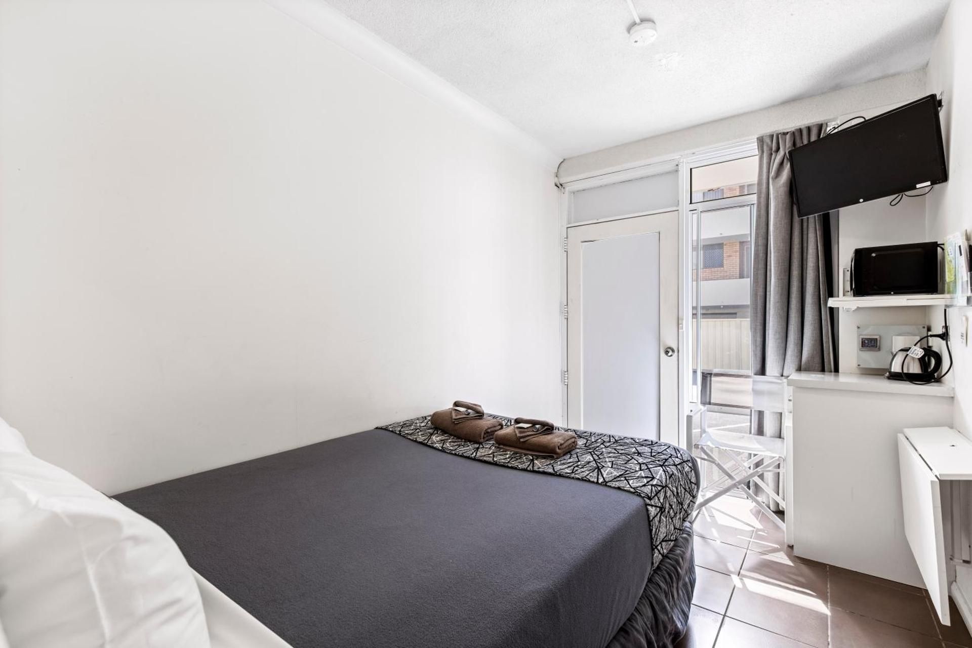 Small Single Room - Street Parking