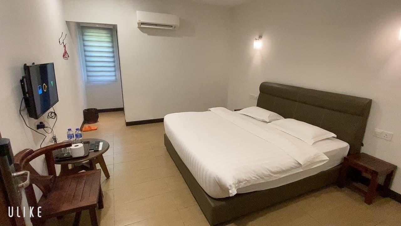 Queen Bedroom
