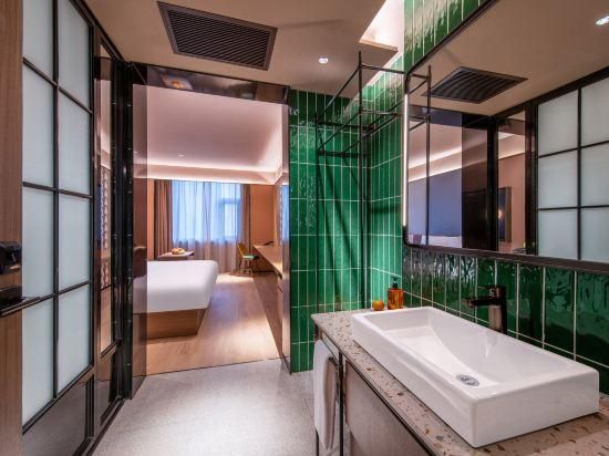 Business Queen Room