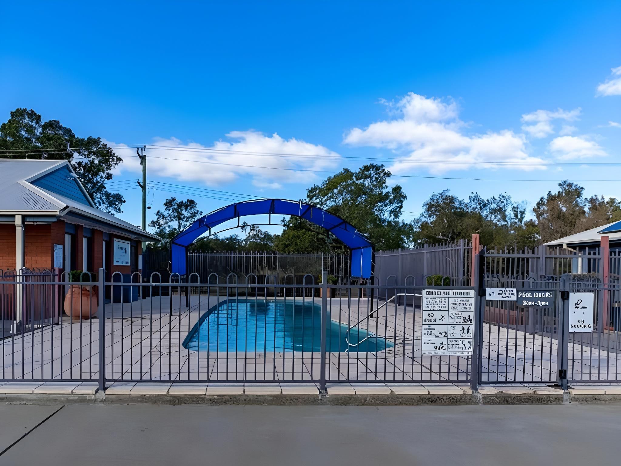 Swimming pool [outdoor]