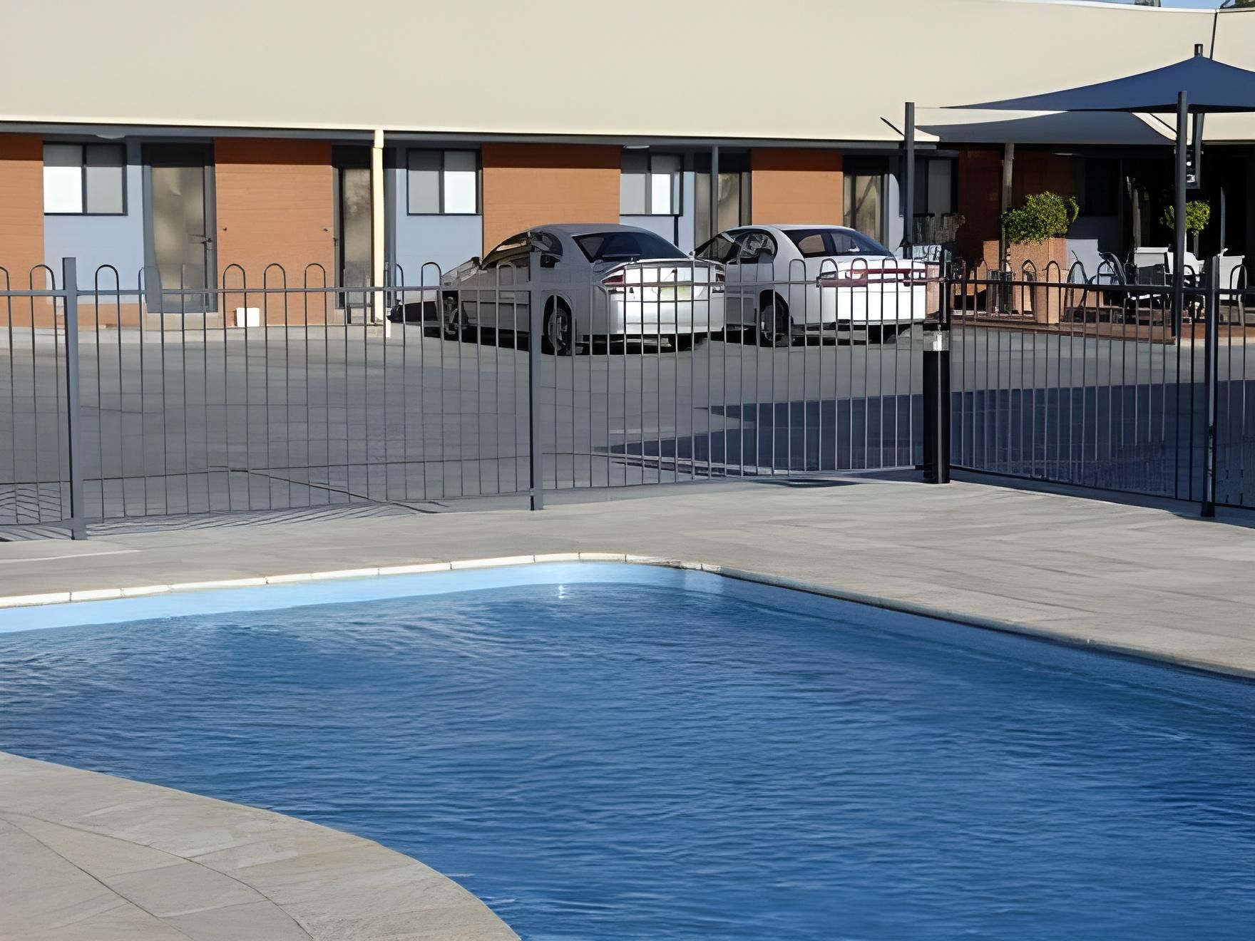 Swimming pool [outdoor]