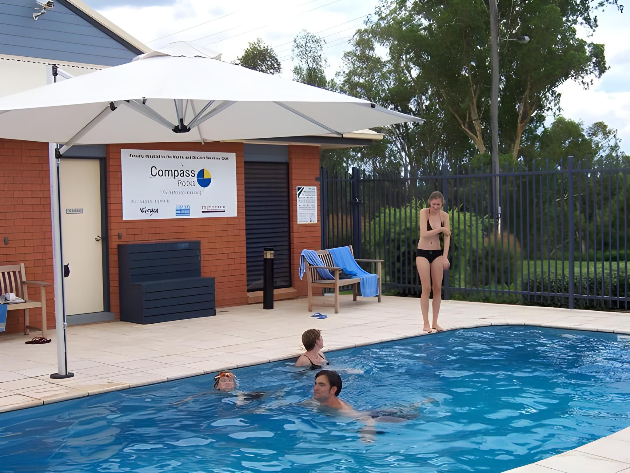 Swimming pool [outdoor]