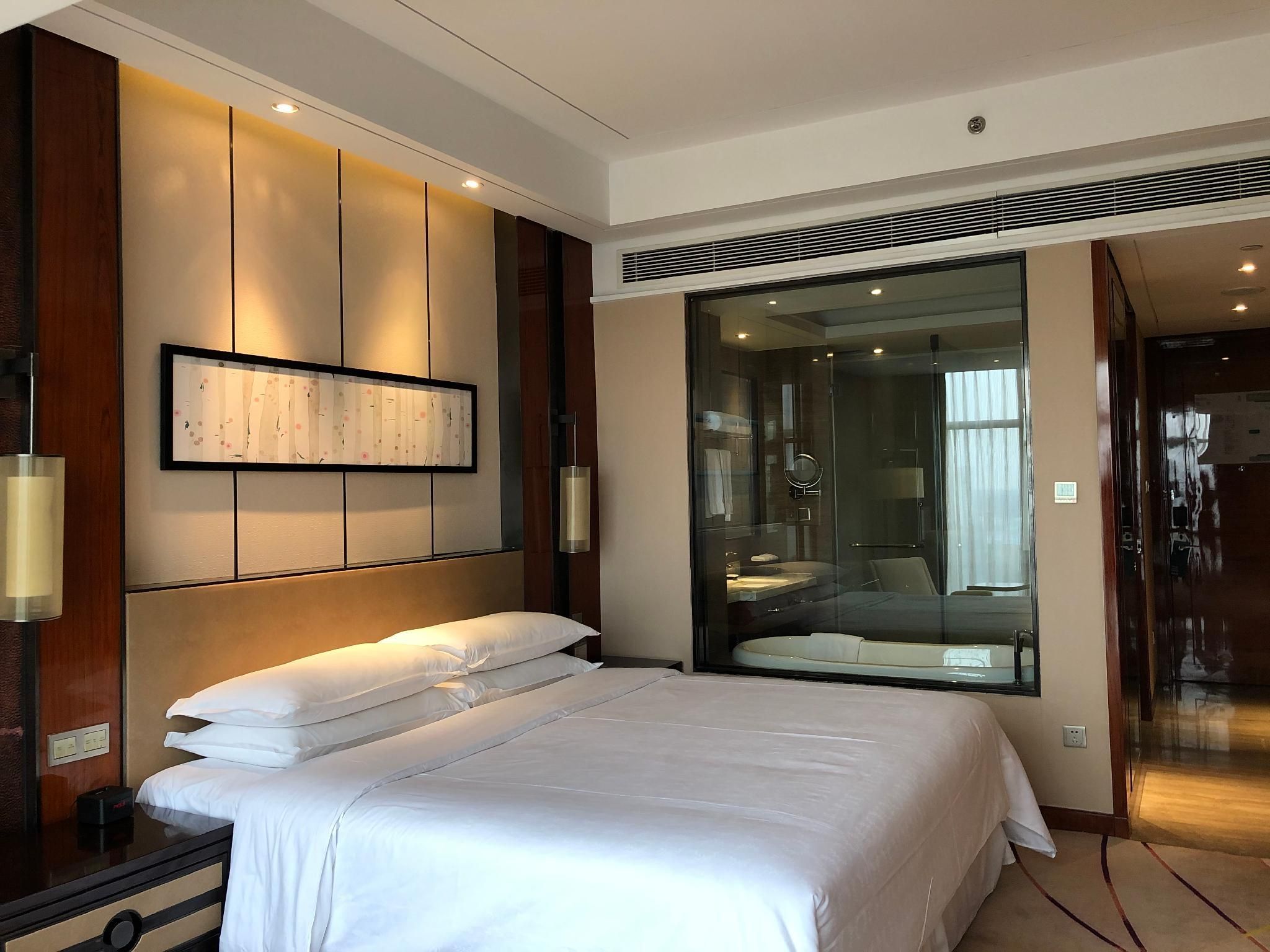 Premier Room, Larger Guest room, 1 King