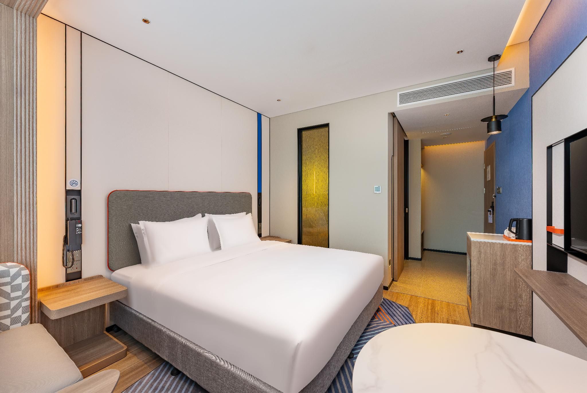 1 King Standard Extra Floor Space