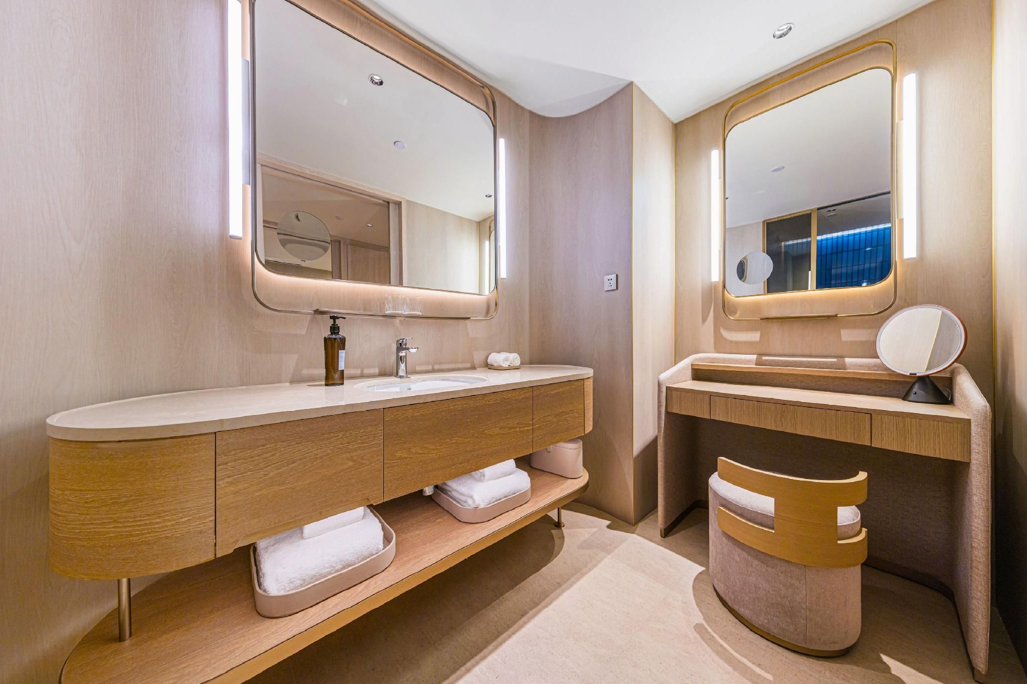 Deluxe Courtyard King Room