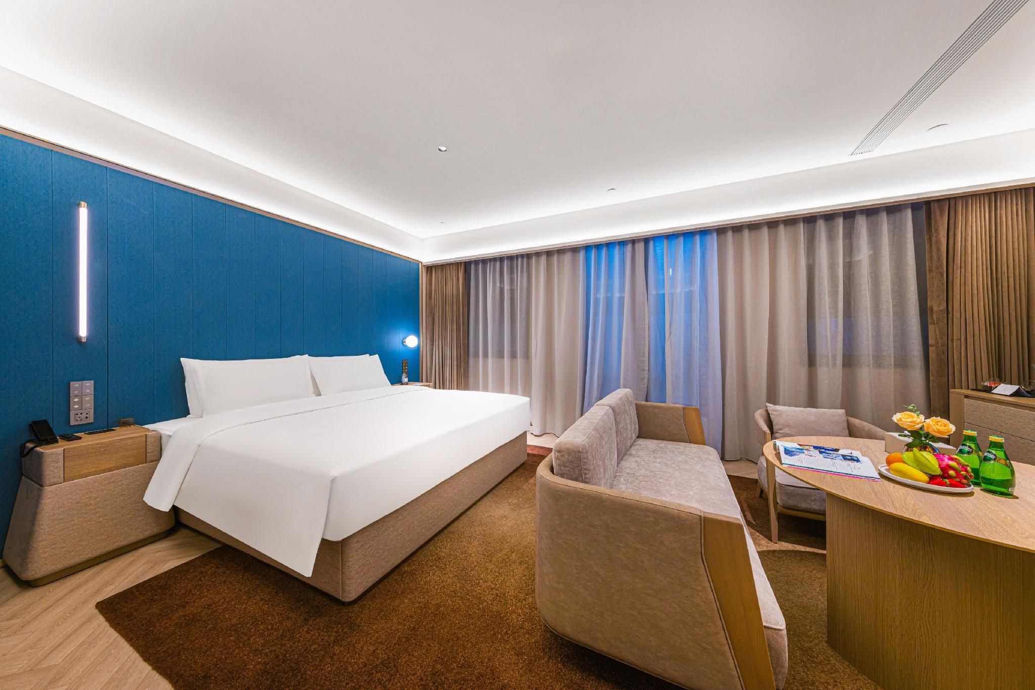 Deluxe Courtyard King Room