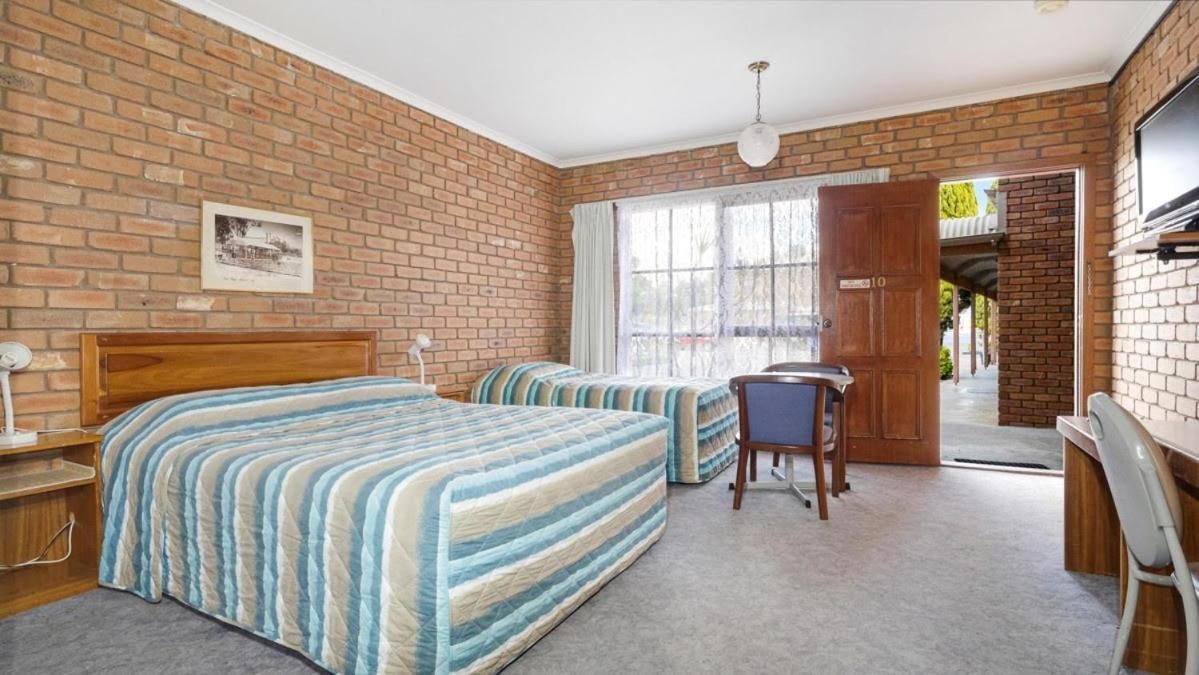 Rodney Motor Inn Family Double Room