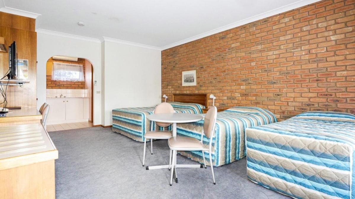 Rodney Motor Inn Triple Room 2