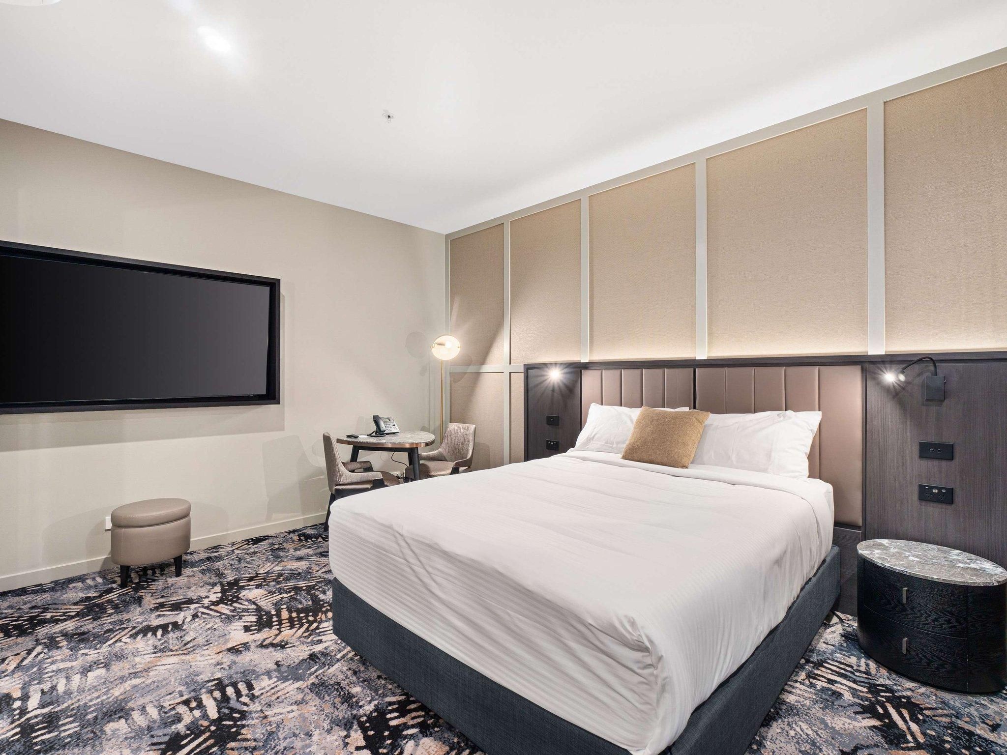 Mantra Shepparton Deluxe King Room 2