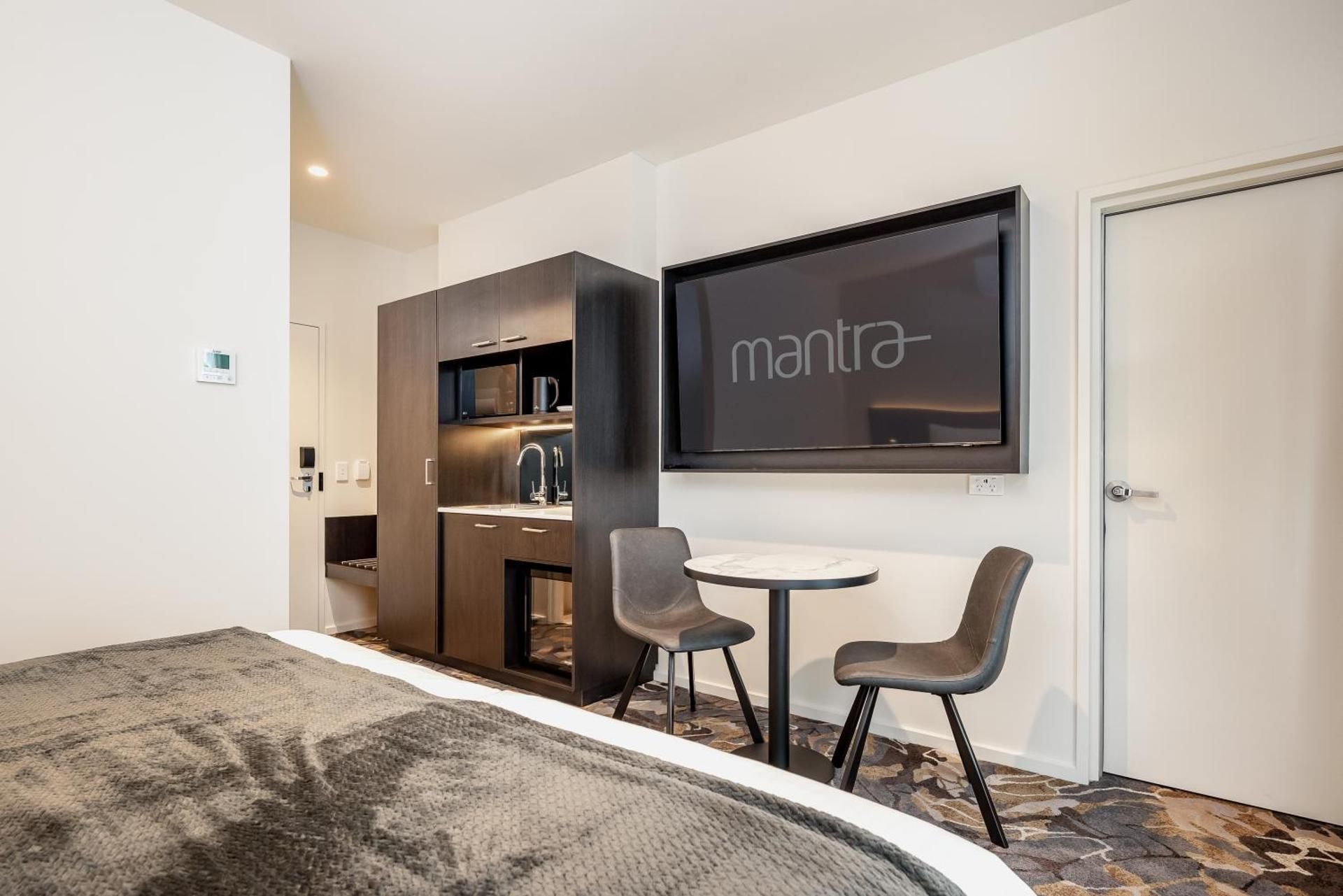 Mantra Shepparton Deluxe king bed room 3