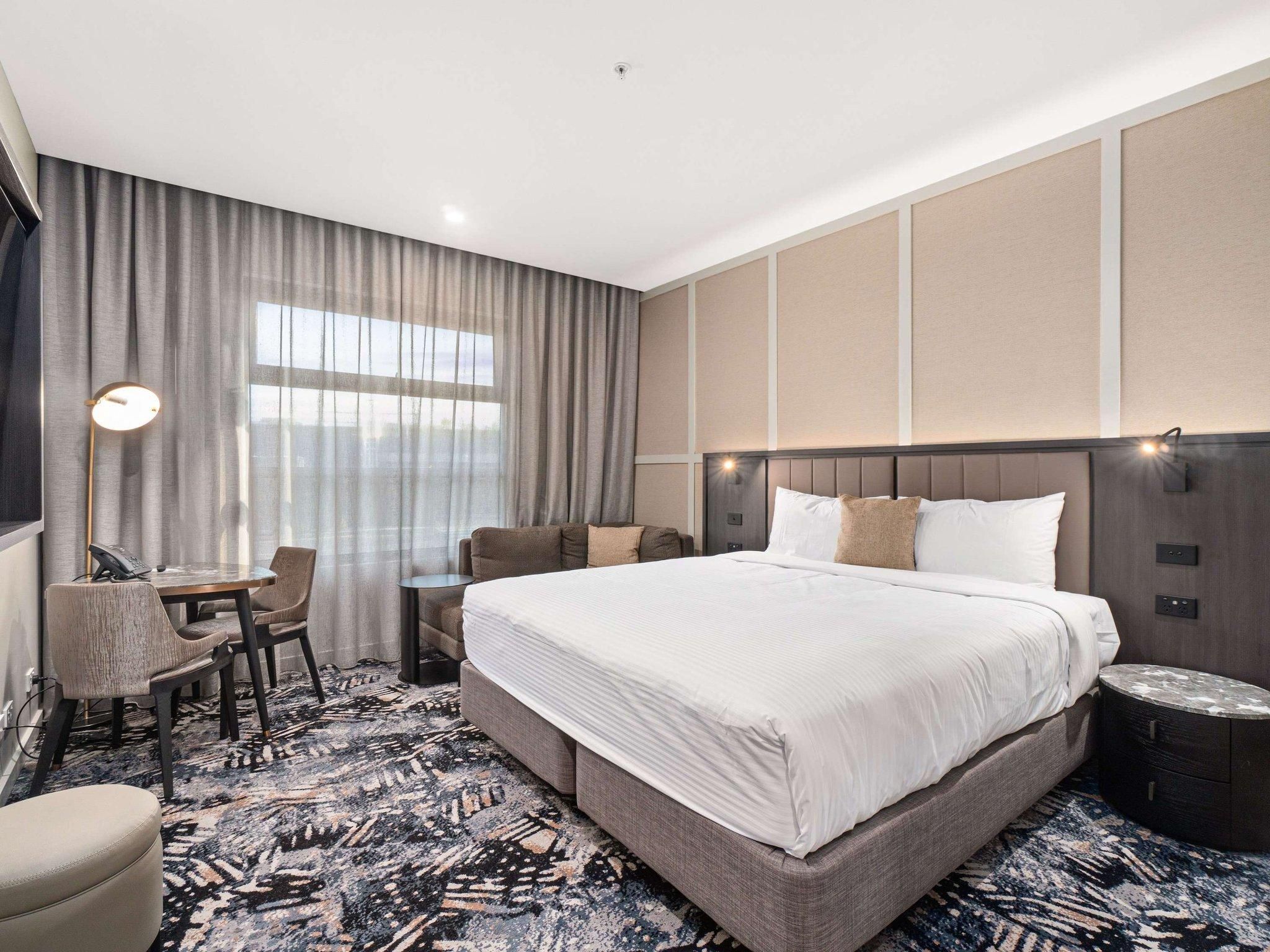 Mantra Shepparton Deluxe King Room