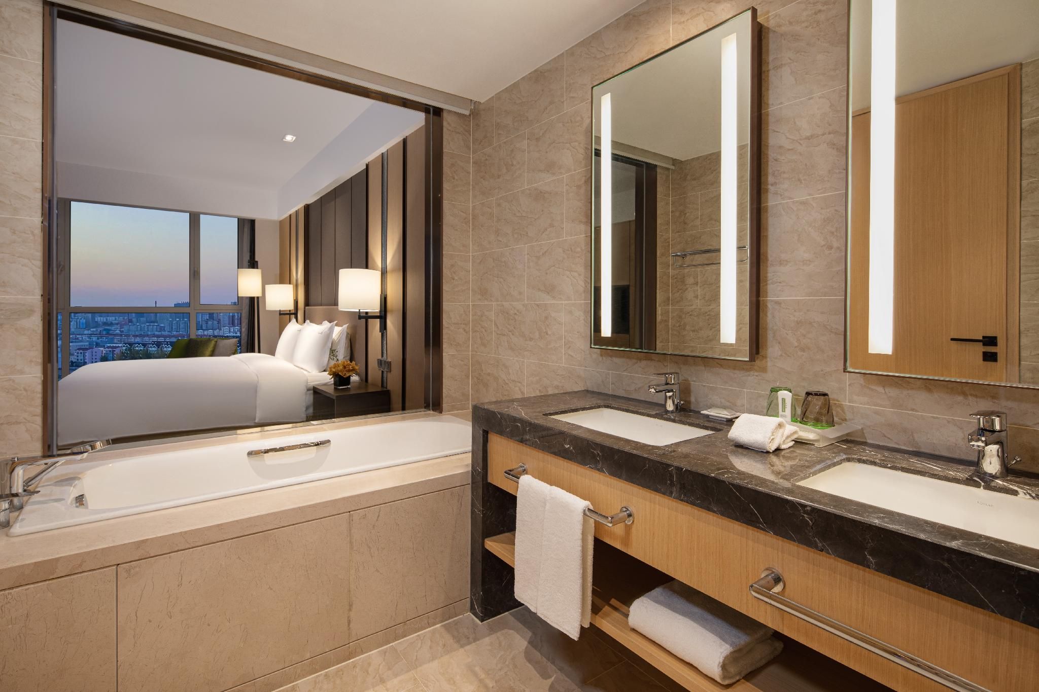 1 Bedroom Suite Kitchen 1 King
