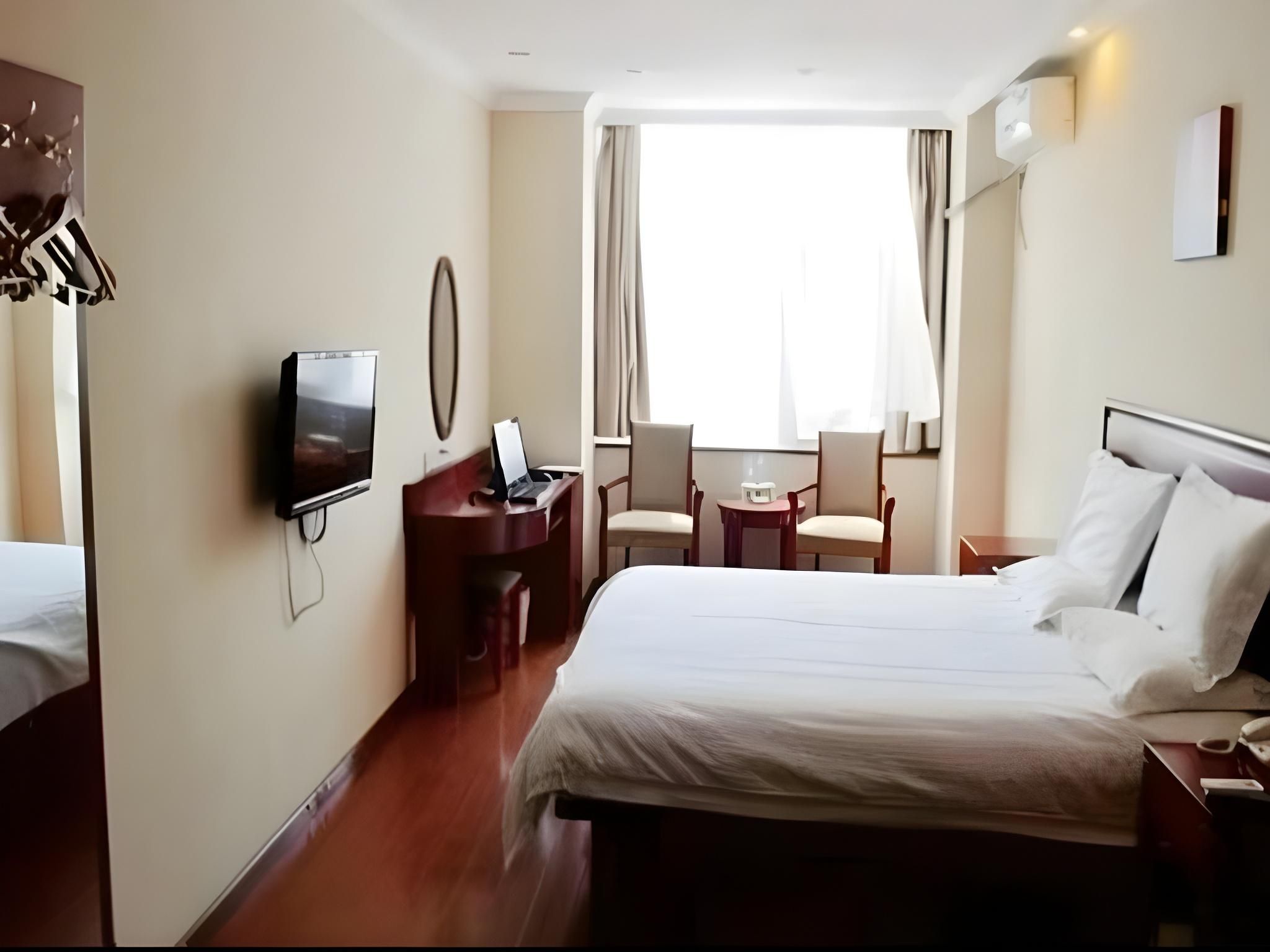 Hotel Queen Room
