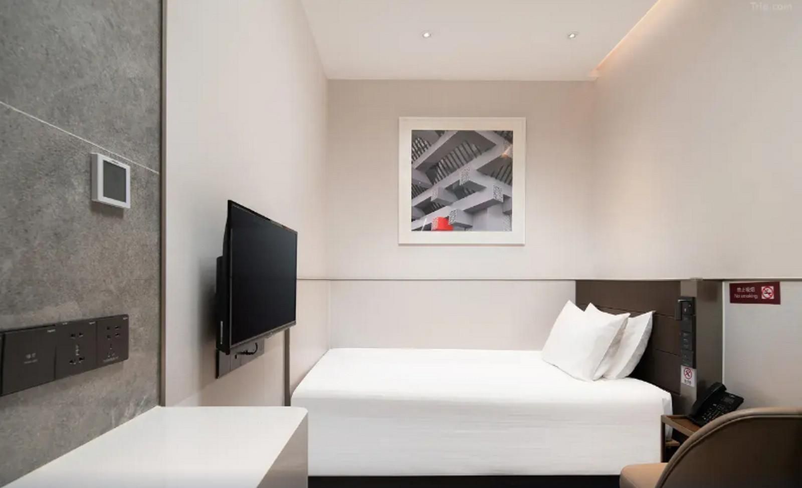 Queen Room without Window