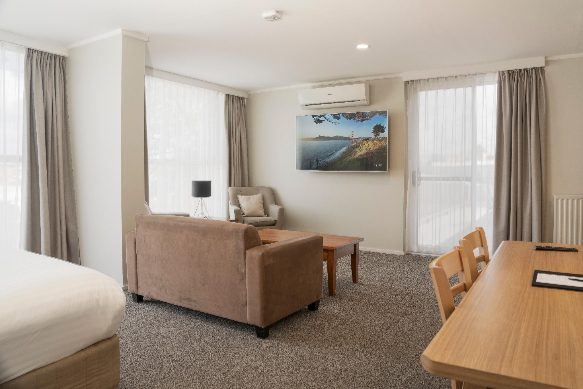 Posthouse Motor Lodge Executive Suite with Spa Bath 3