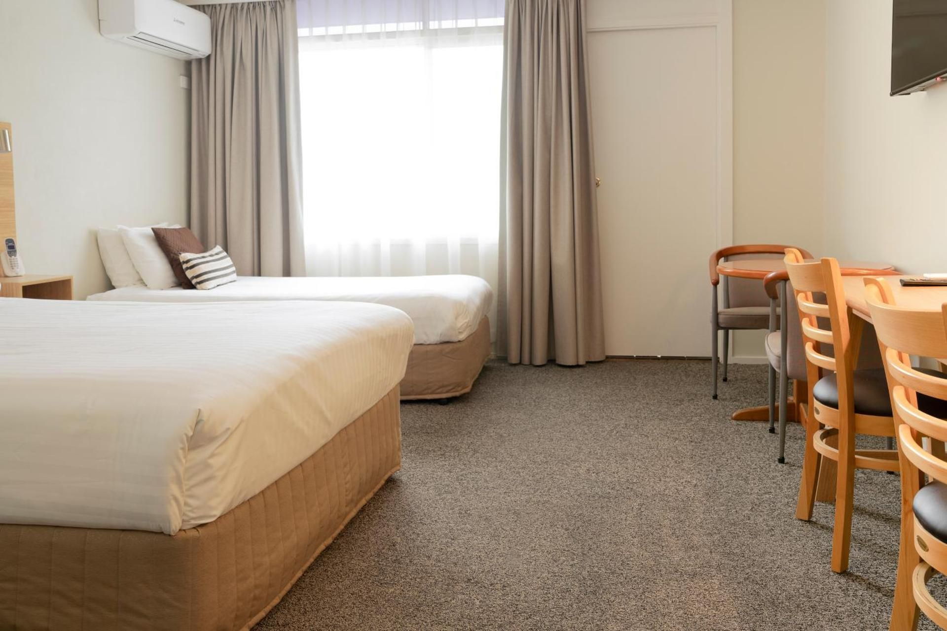 Posthouse Motor Lodge Deluxe Twin Room 2