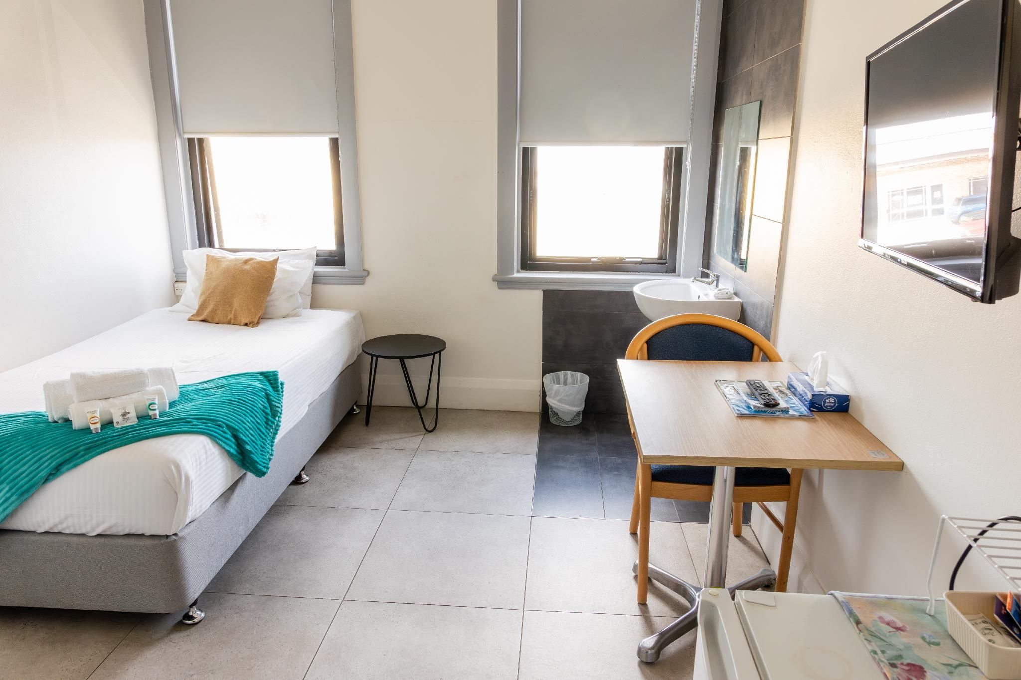 Budget Single Room with Shared Bathroom