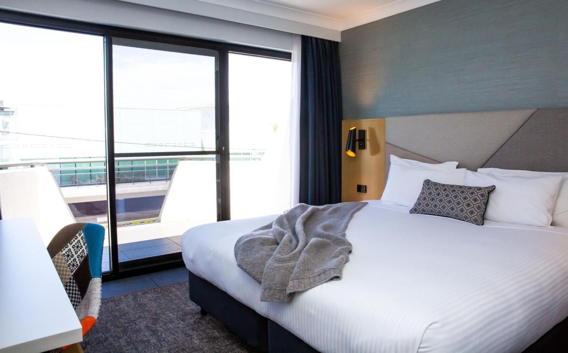 Roadside King Suite Club-Facing