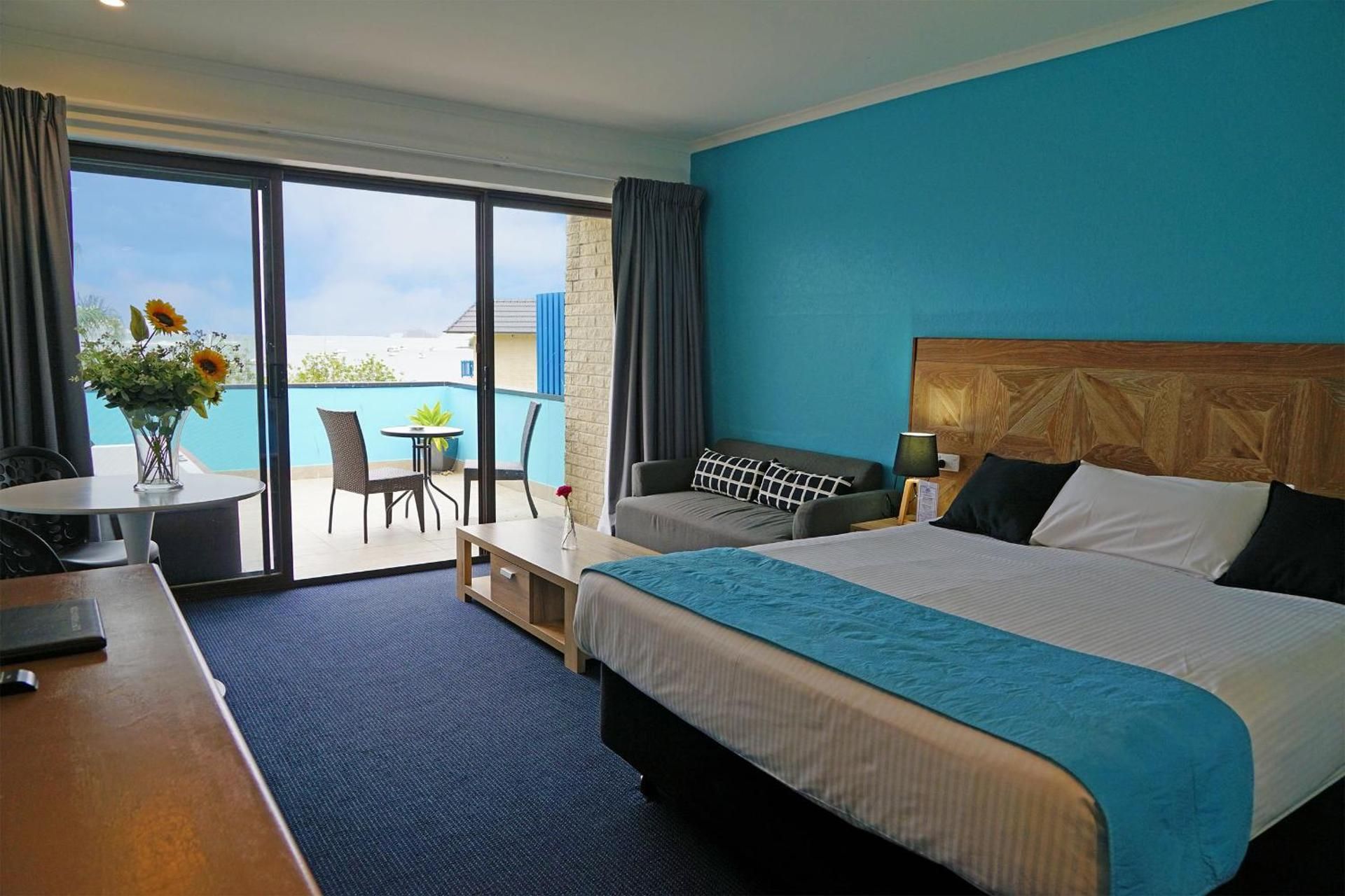 Executive Queen Spa Room with Water View