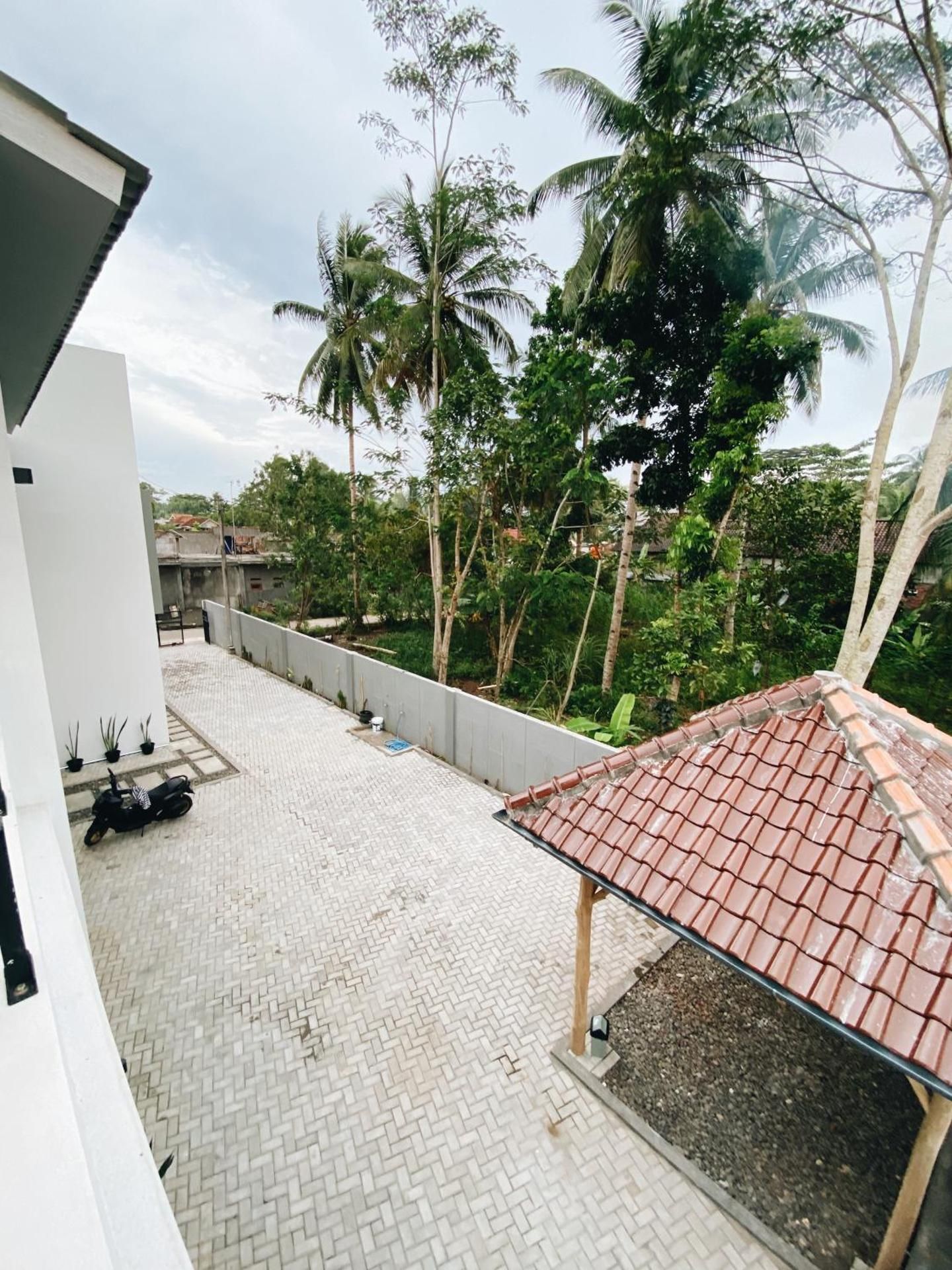 Kmanda House