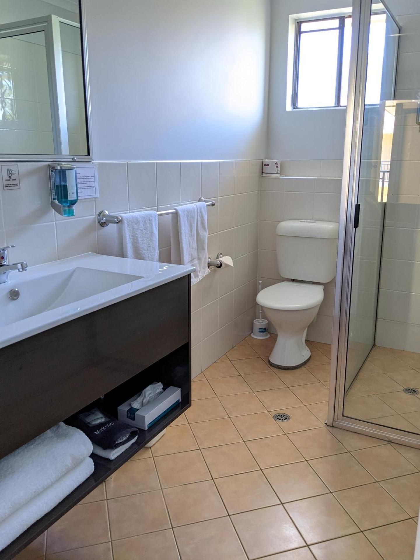 Araluen Motor Lodge One-Bedroom Suite with Water View 3