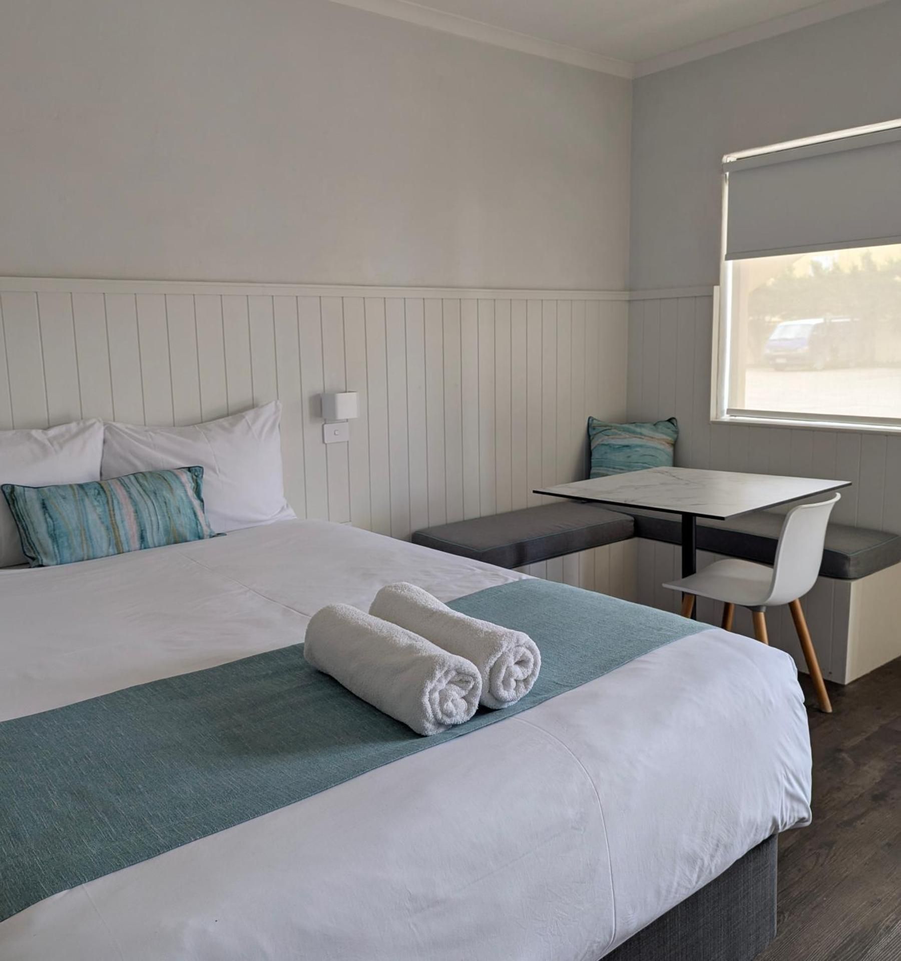 Araluen Motor Lodge Superior Queen Room with Two Queen Beds