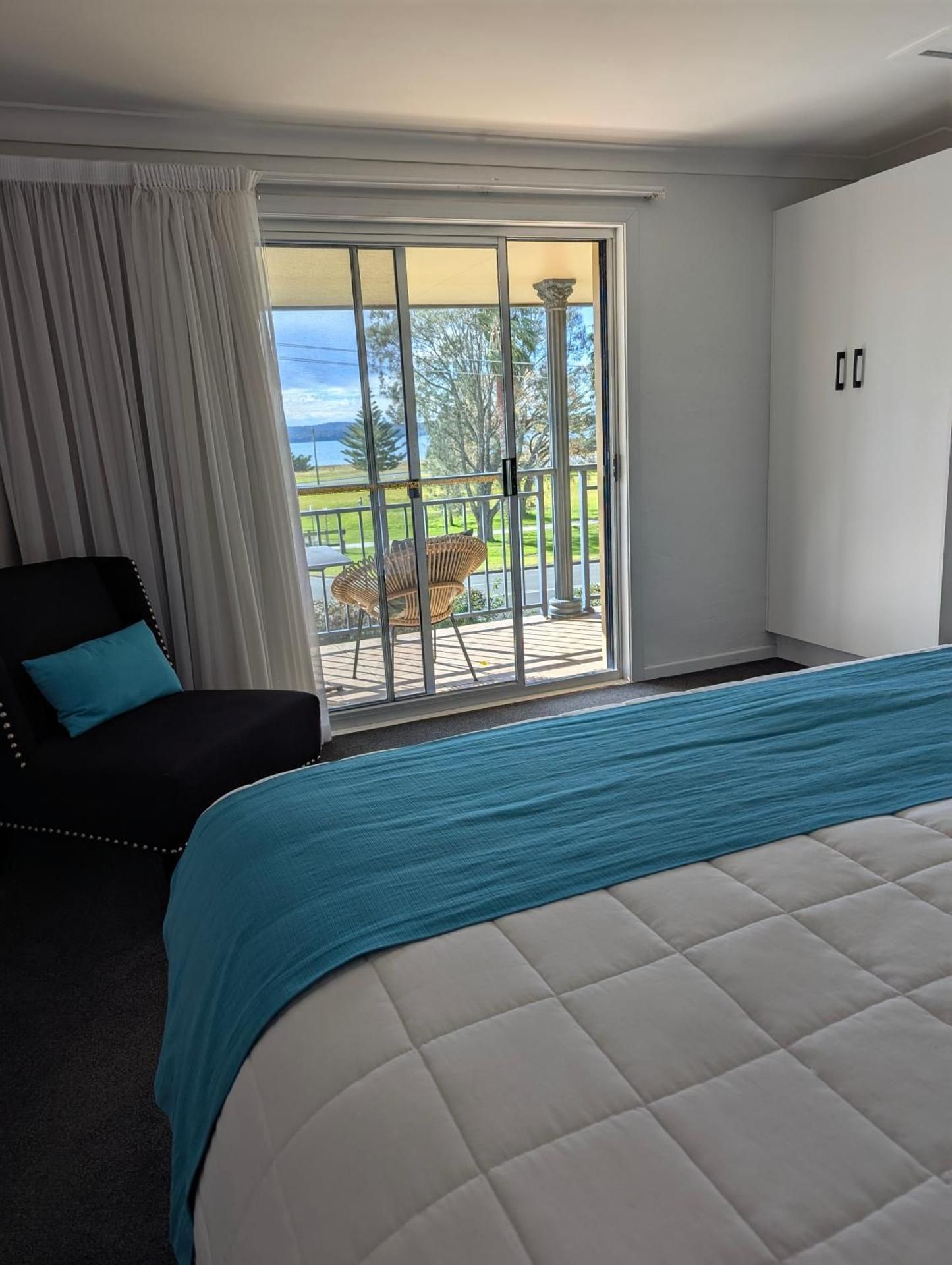 Araluen Motor Lodge One-Bedroom Suite with Water View