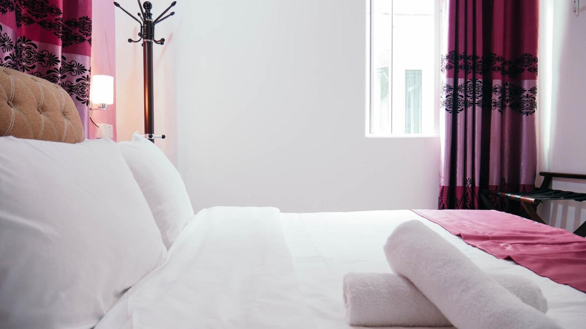 Sura Inn Deluxe King Room 2