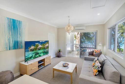 One-Bedroom Apartment with Ocean View and Spa Bath - No Pets