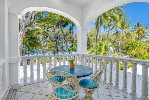 One-Bedroom Apartment with Ocean View and Spa Bath - No Pets