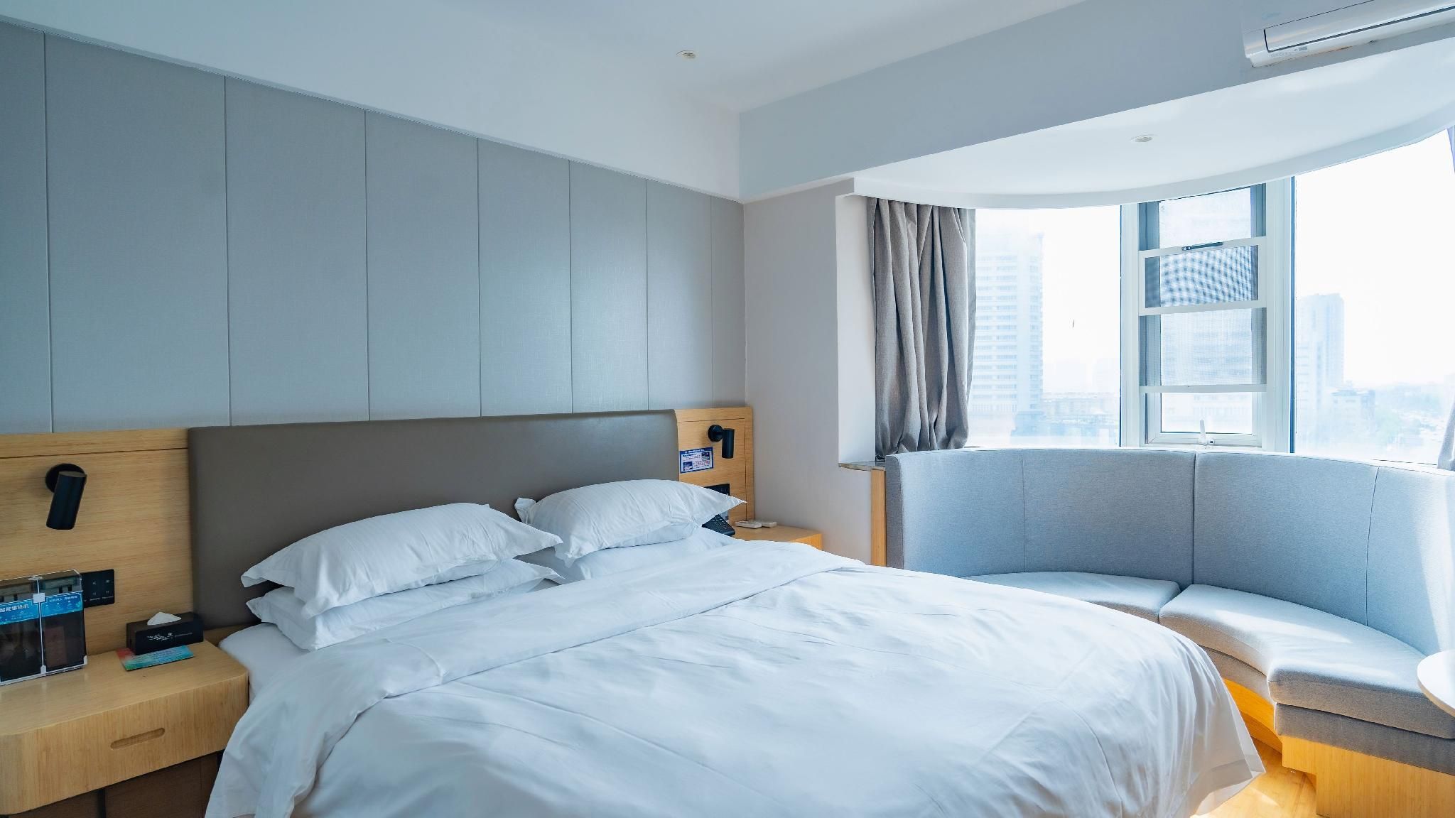 Queen Deluxe Room