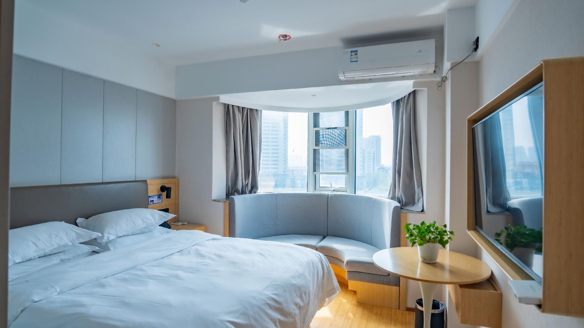 Queen Deluxe Room