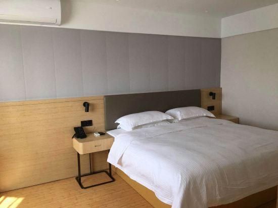 Feature Queen Room