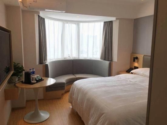 Feature Queen Room
