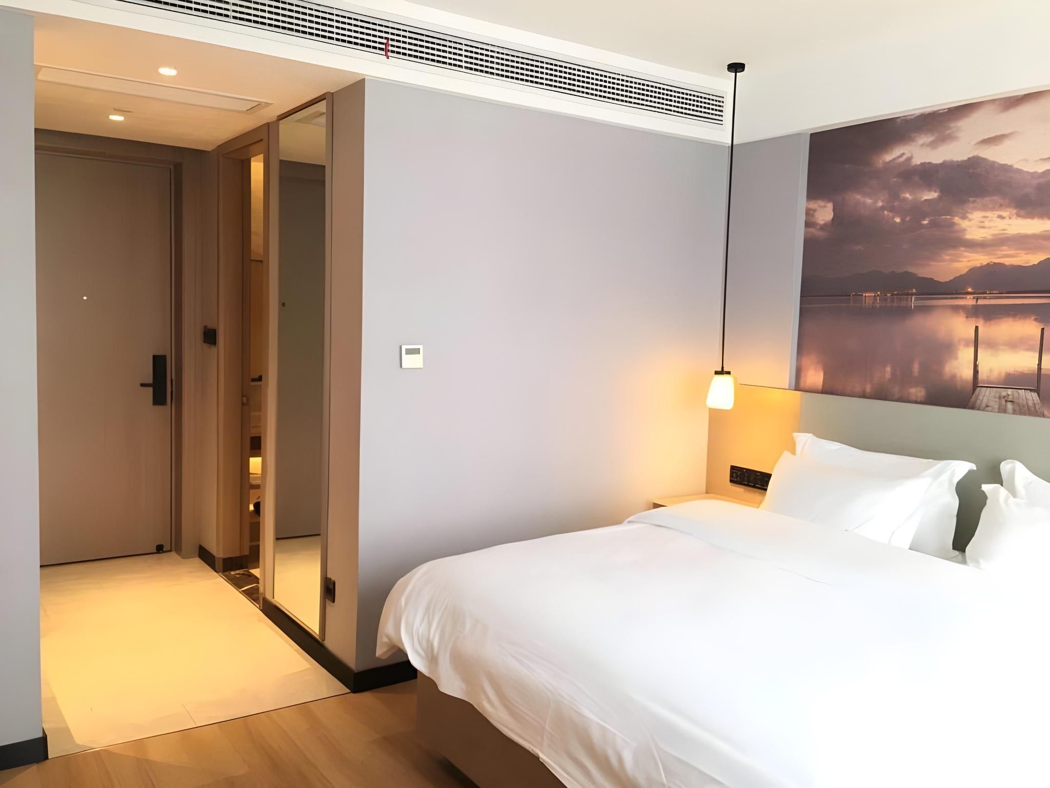 Queen Deluxe Room