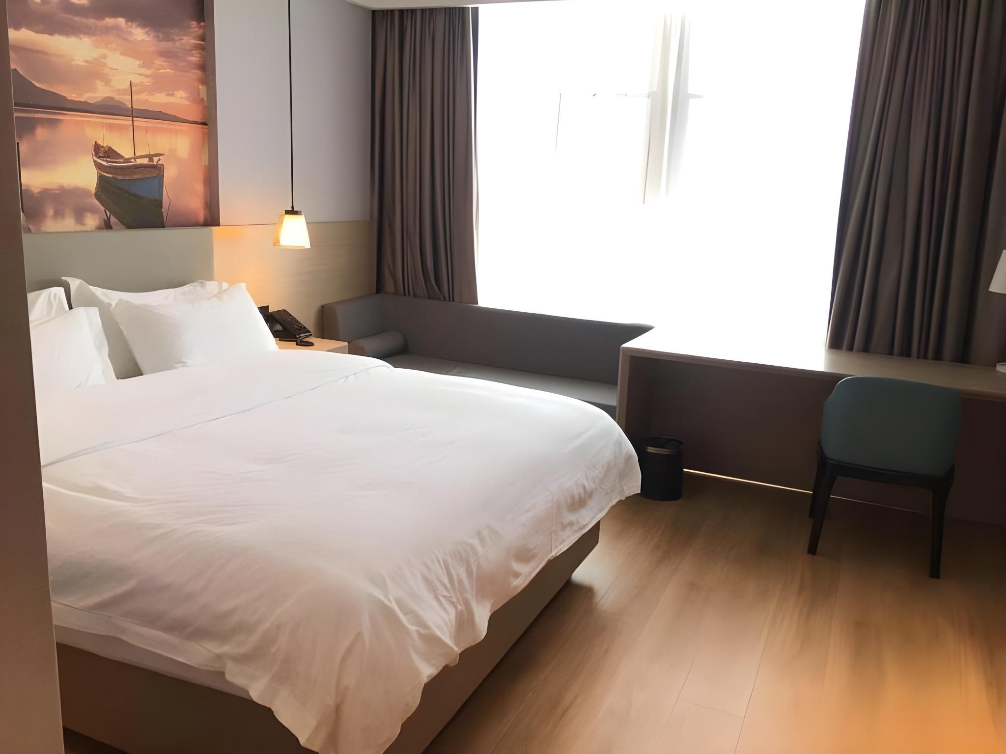 Queen Deluxe Room