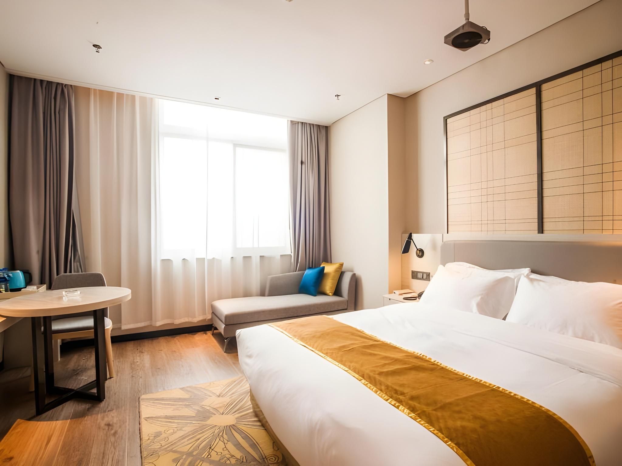 Queen Deluxe Room