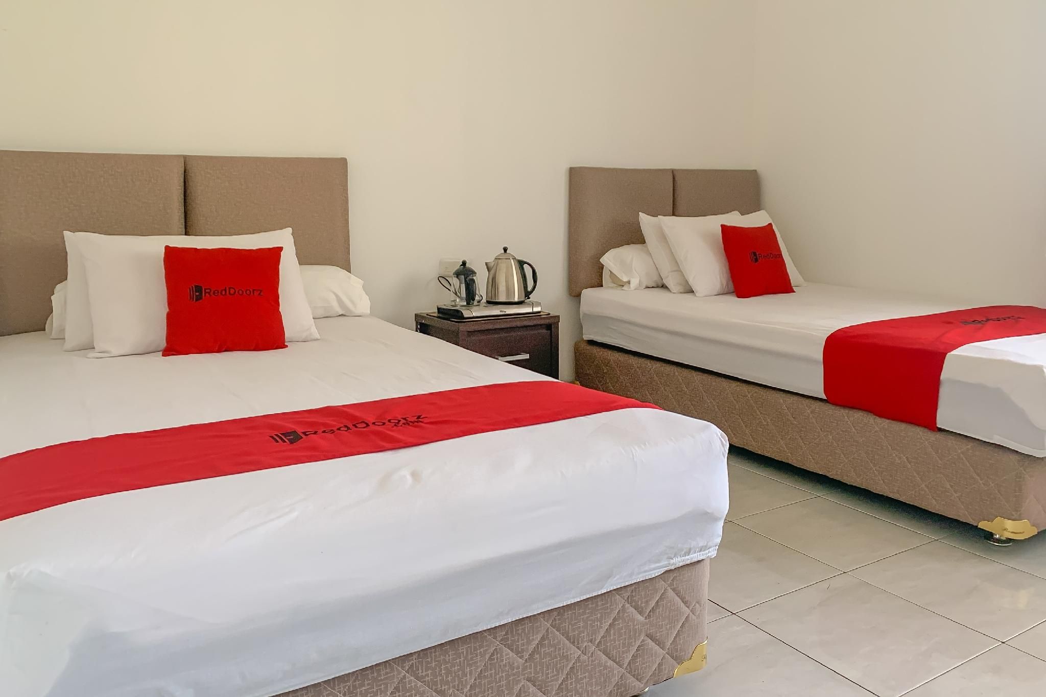 RedDoorz Syariah @ Kadungora Garut Superior Twin 2