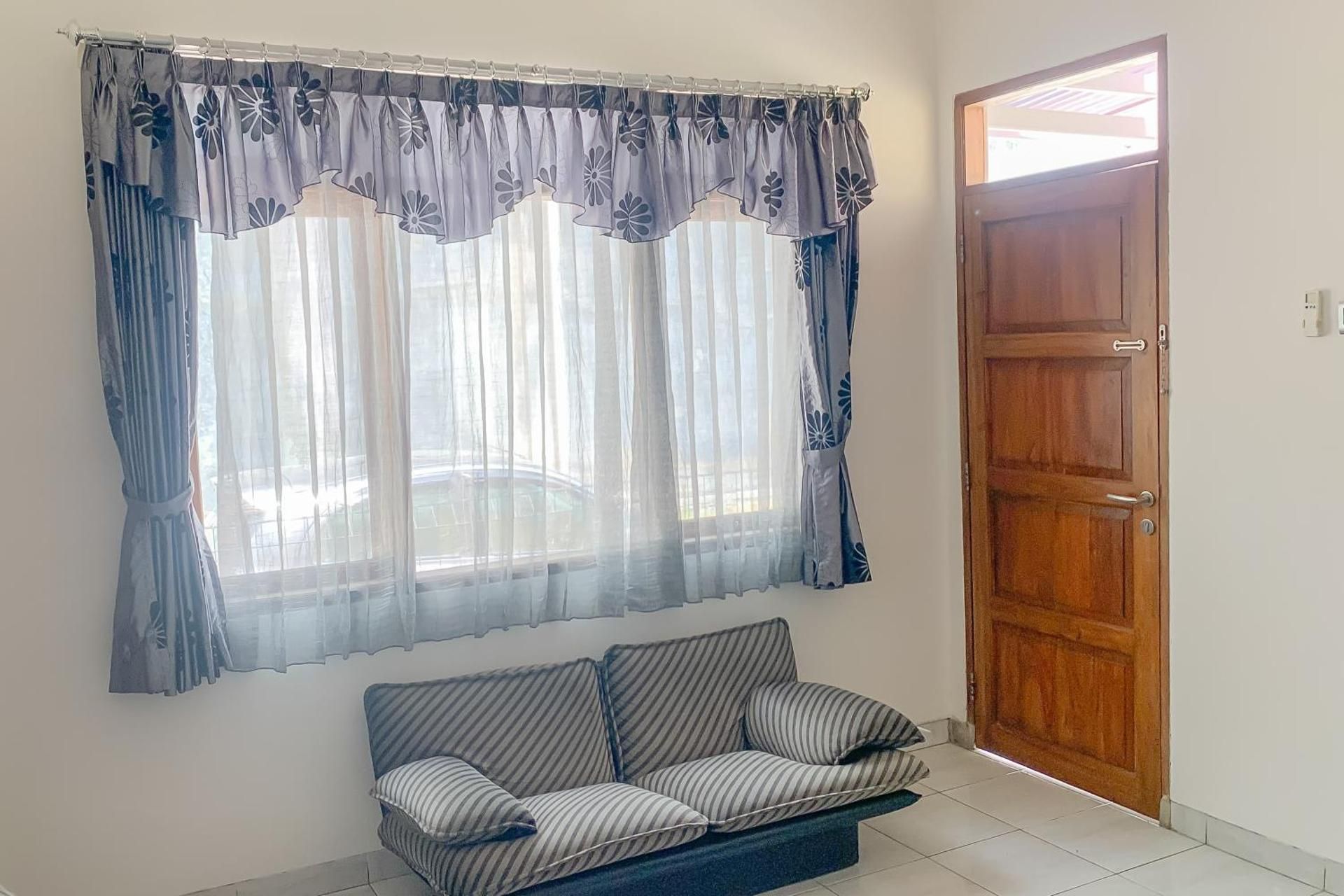 RedDoorz Syariah @ Kadungora Garut Deluxe Room 3