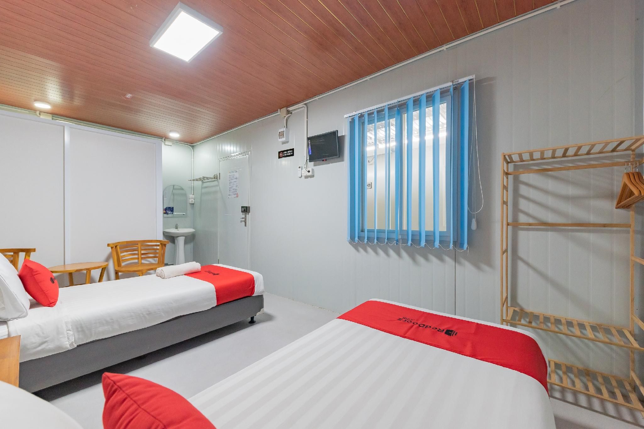 RedDoorz Container @ Teras Cimanuk Garut Twin Room 2