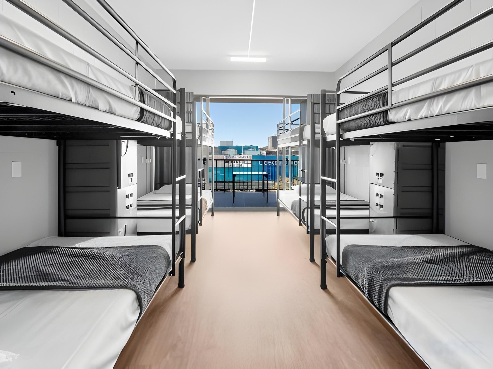 Bed In 8 Beds Mixed Dormitory (Clubside) - Non-Smoking