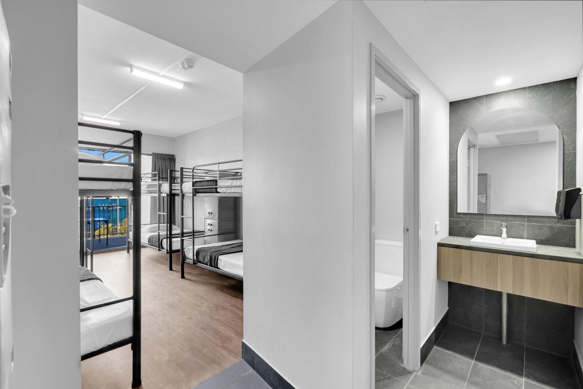 1 Person in 6-Bed Dormitory with En-Suite - Mixed