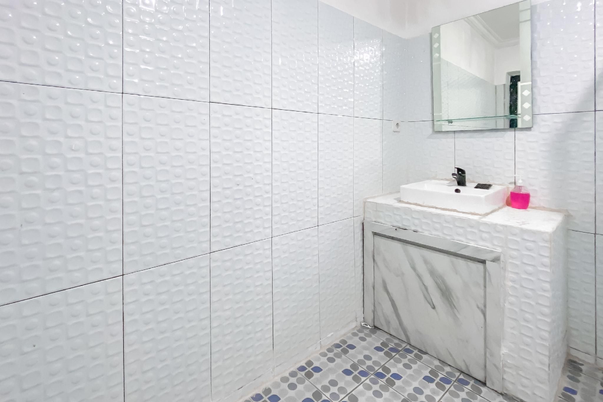 RedDoorz Syariah @ Sudirman Street Garut Family Room 3