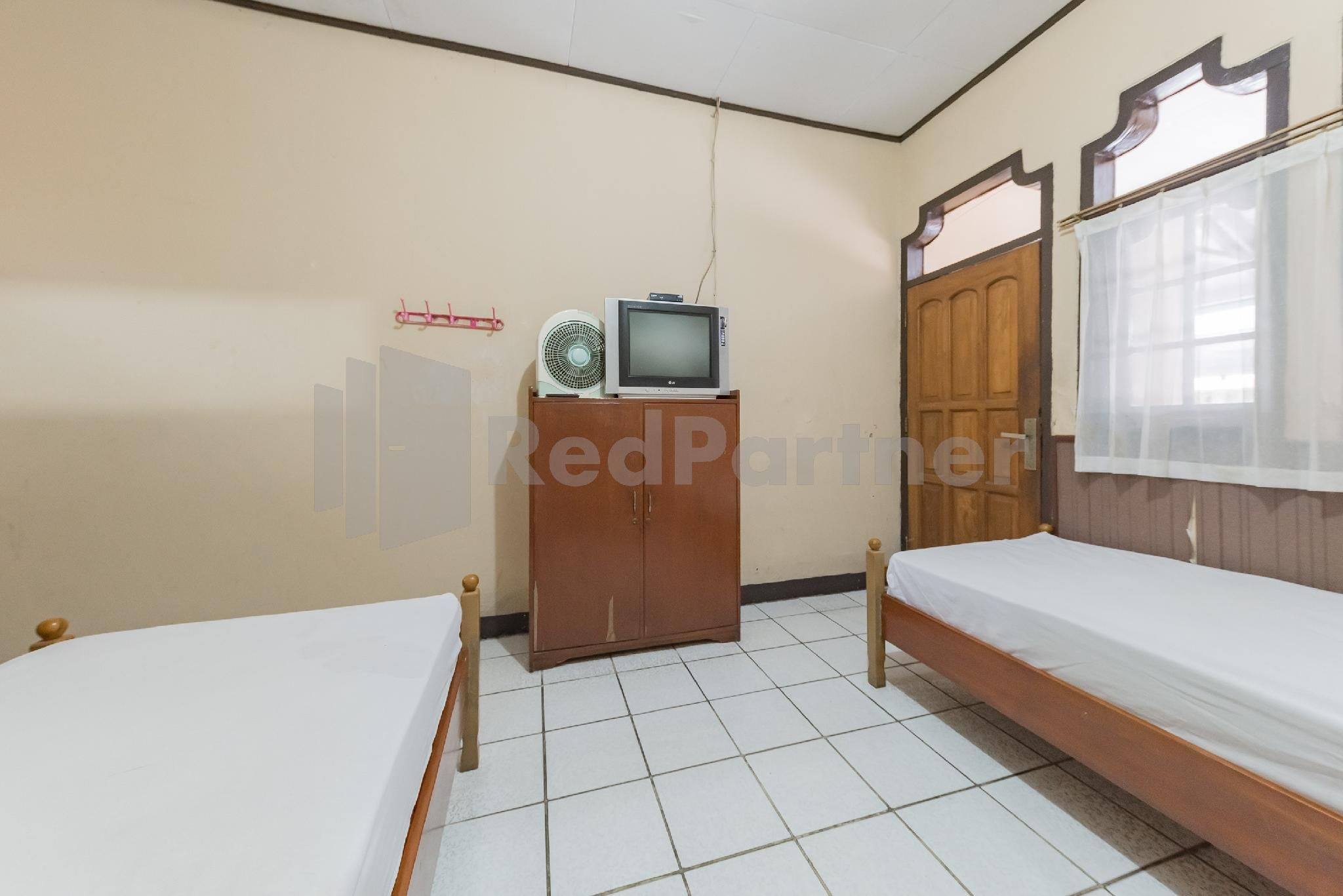 Homestay PKPN Garut Mitra RedDoorz Twin Room 3