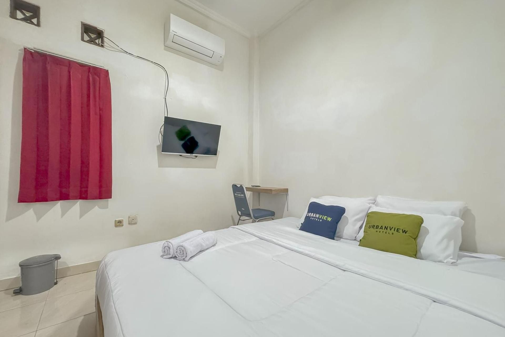Urbanview Hotel Maharani Garut Standard Room