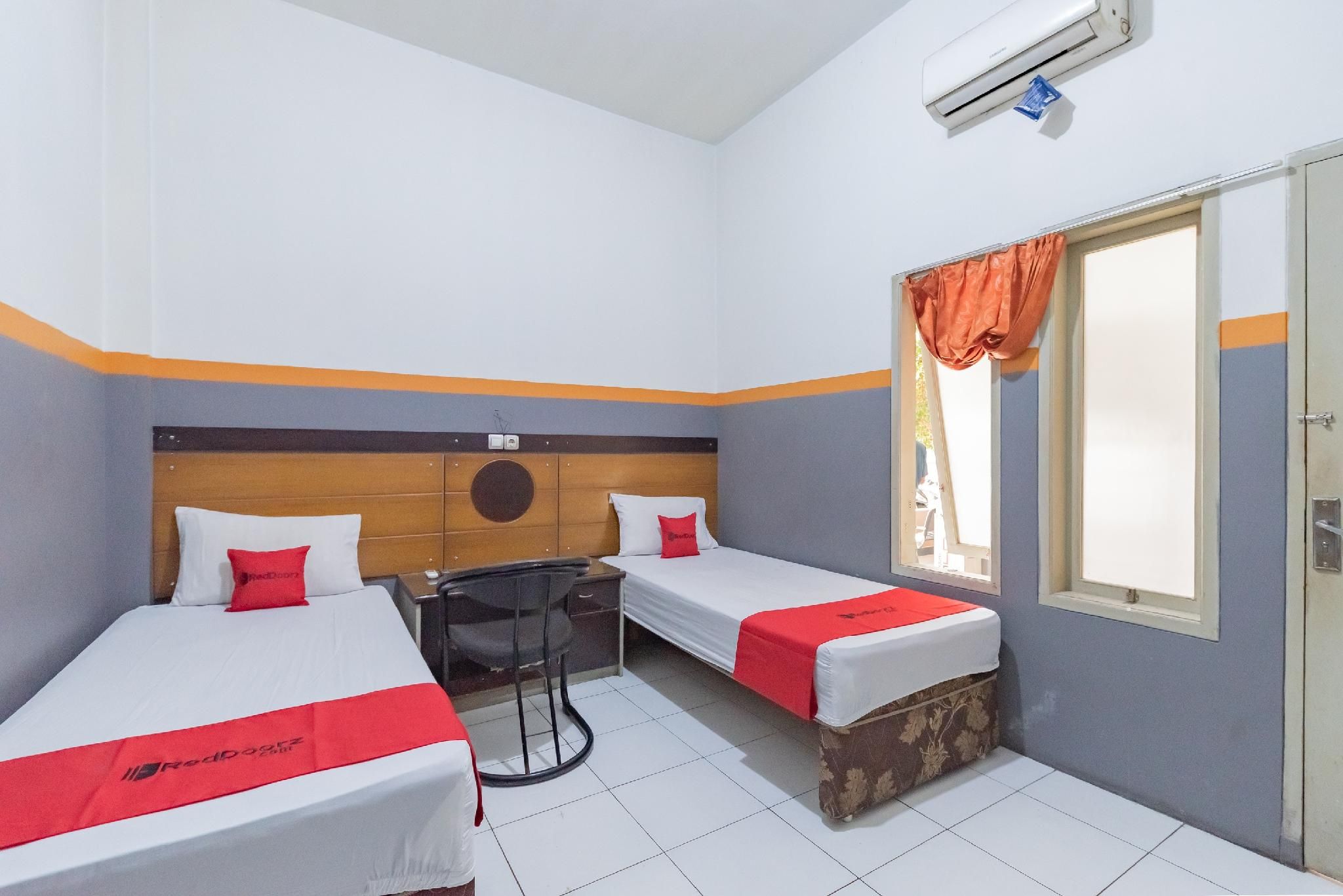 RedDoorz @ Merdeka Street Garut Twin Room 3
