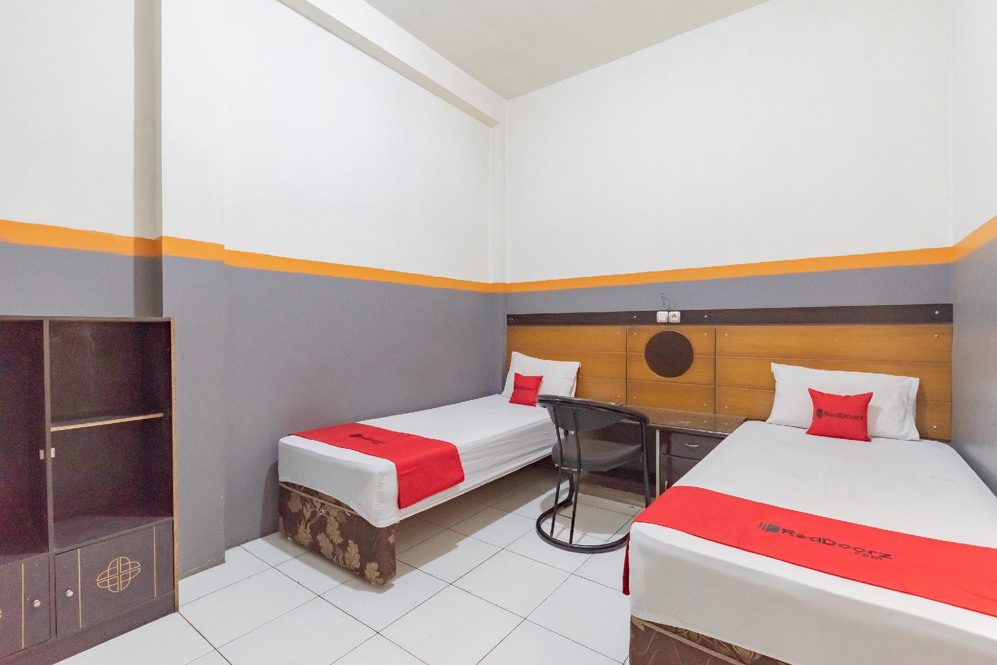 RedDoorz @ Merdeka Street Garut Twin Room