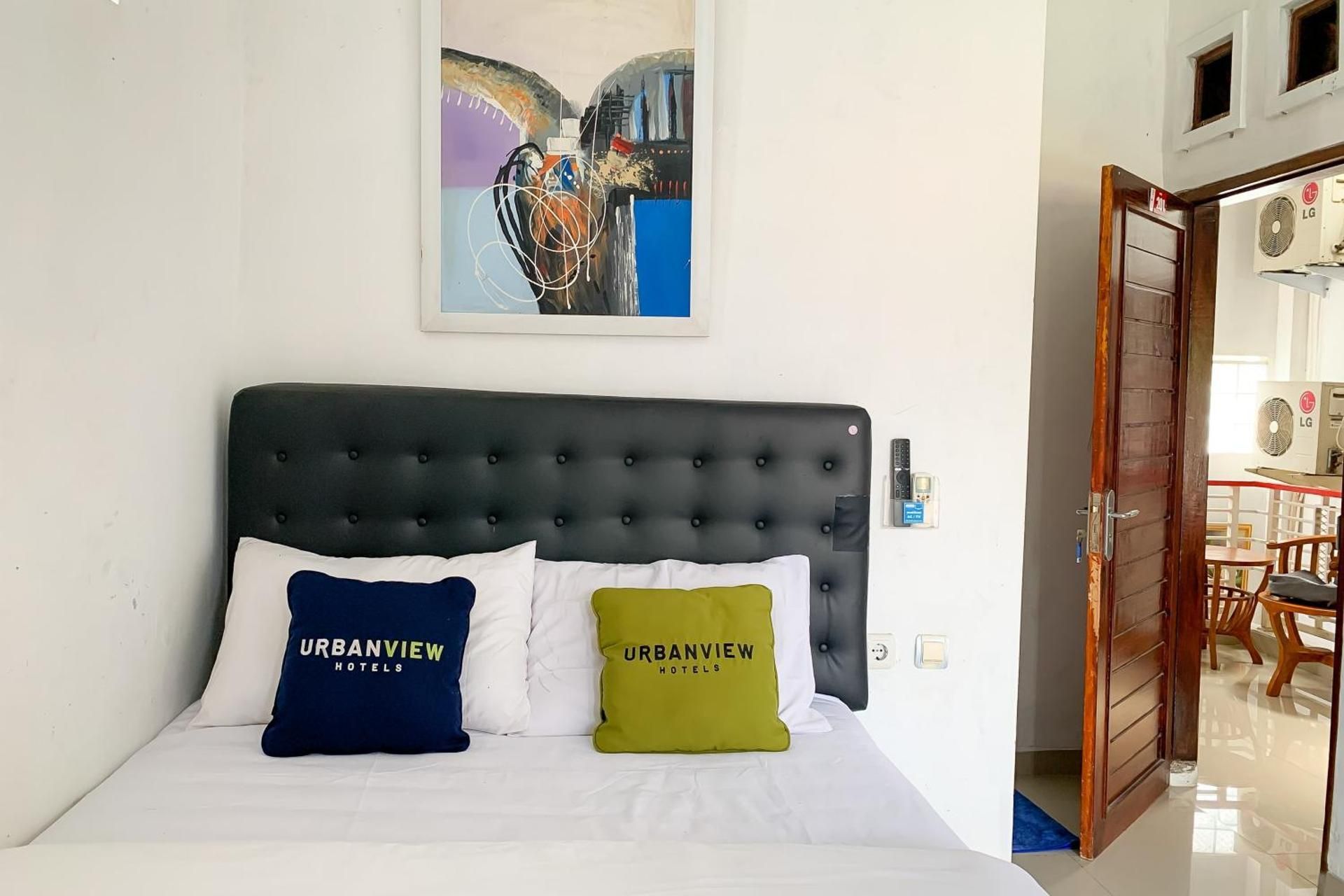 Urbanview Hotel Permata Syariah Garut Superior Room