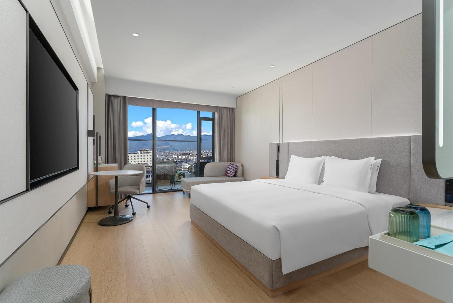 Standard King Room with Balcony and Mountain View